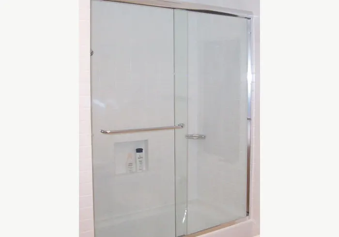 Radius Towel Bar Mounted Glass Sliding Door Bathtub Enclosure